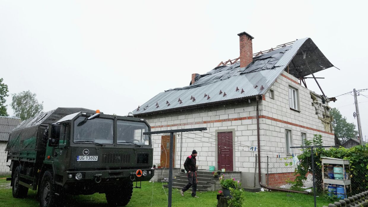 Поврежденный после атаки дронов дом в Варыках недалеко от Люблина, Польша