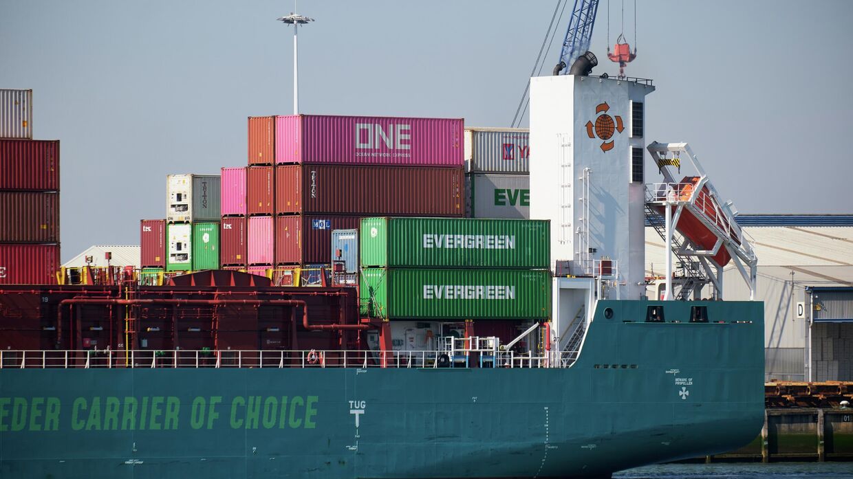  Контейнеровоз проходит через порт Роттердама. Этот порт — крупнейший в Европе и ключевой транзитный пункт для торговли с США, в частности нефтепродуктами