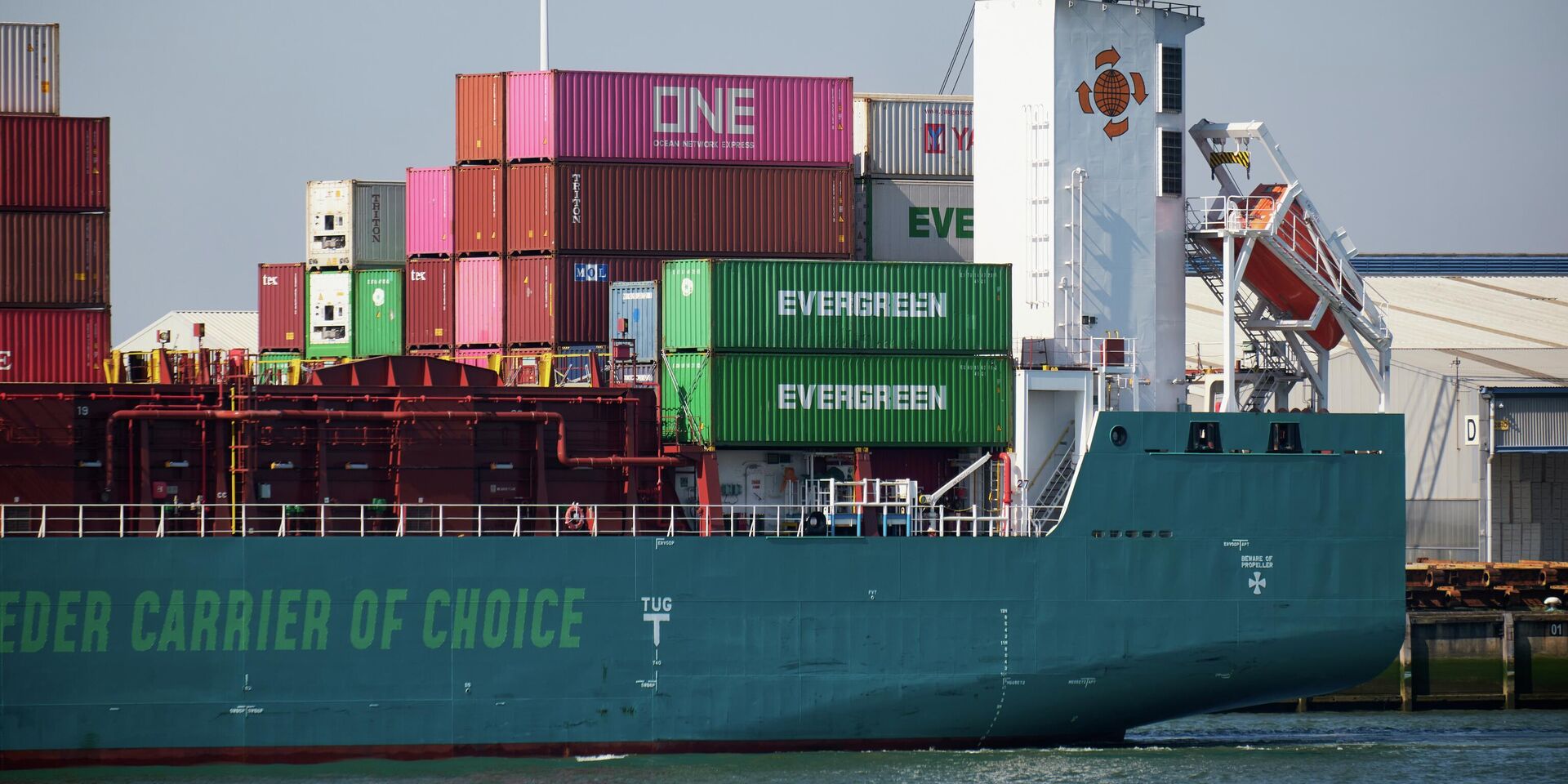  Контейнеровоз проходит через порт Роттердама. Этот порт — крупнейший в Европе и ключевой транзитный пункт для торговли с США, в частности нефтепродуктами - ИноСМИ, 1920, 17.09.2025