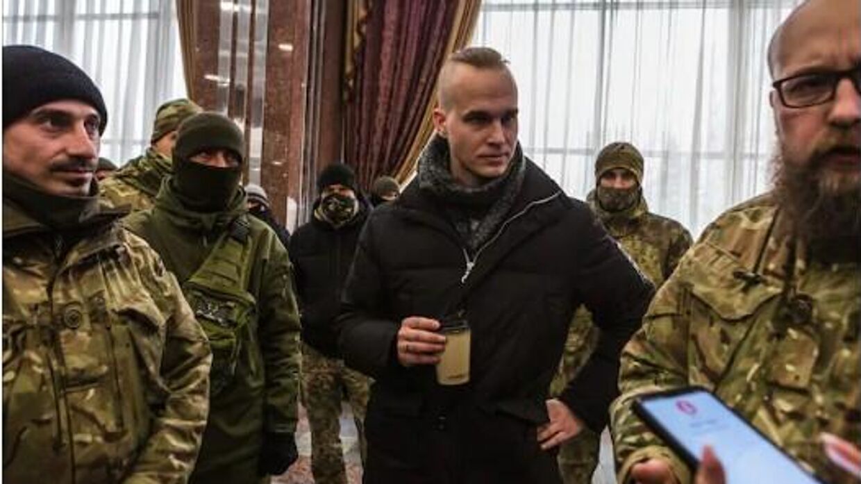 Крейг Лэнг (в центре) с украинскими бойцами Правого сектора (запрещенная в России террористическая организация) в 2021 году