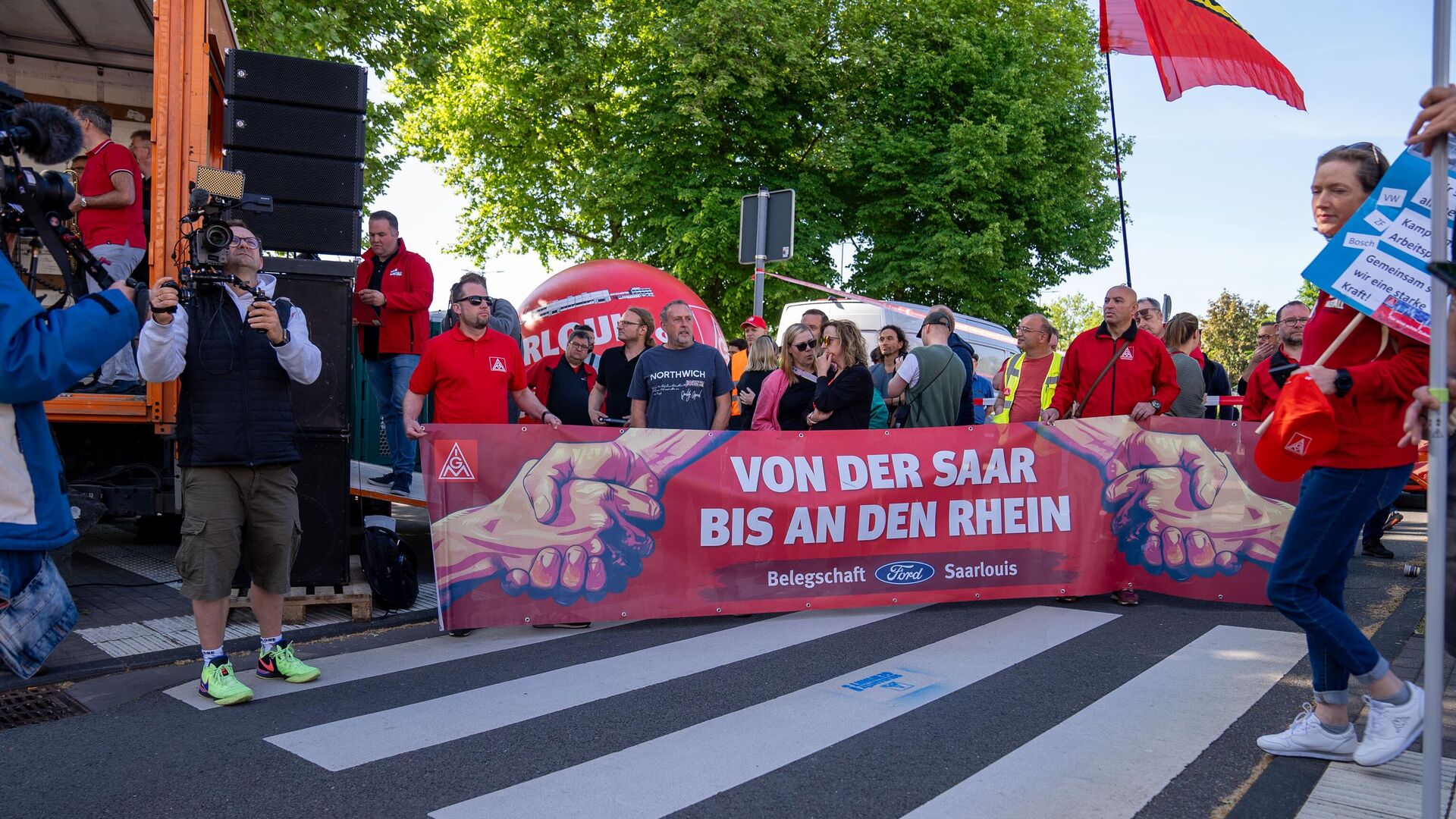 Рабочие завода Ford в Кельне бастуют против планов компании сократить занятость на 2900 человек к 2027 году, Германия, 14 мая 2025 года. - ИноСМИ, 1920, 18.09.2025