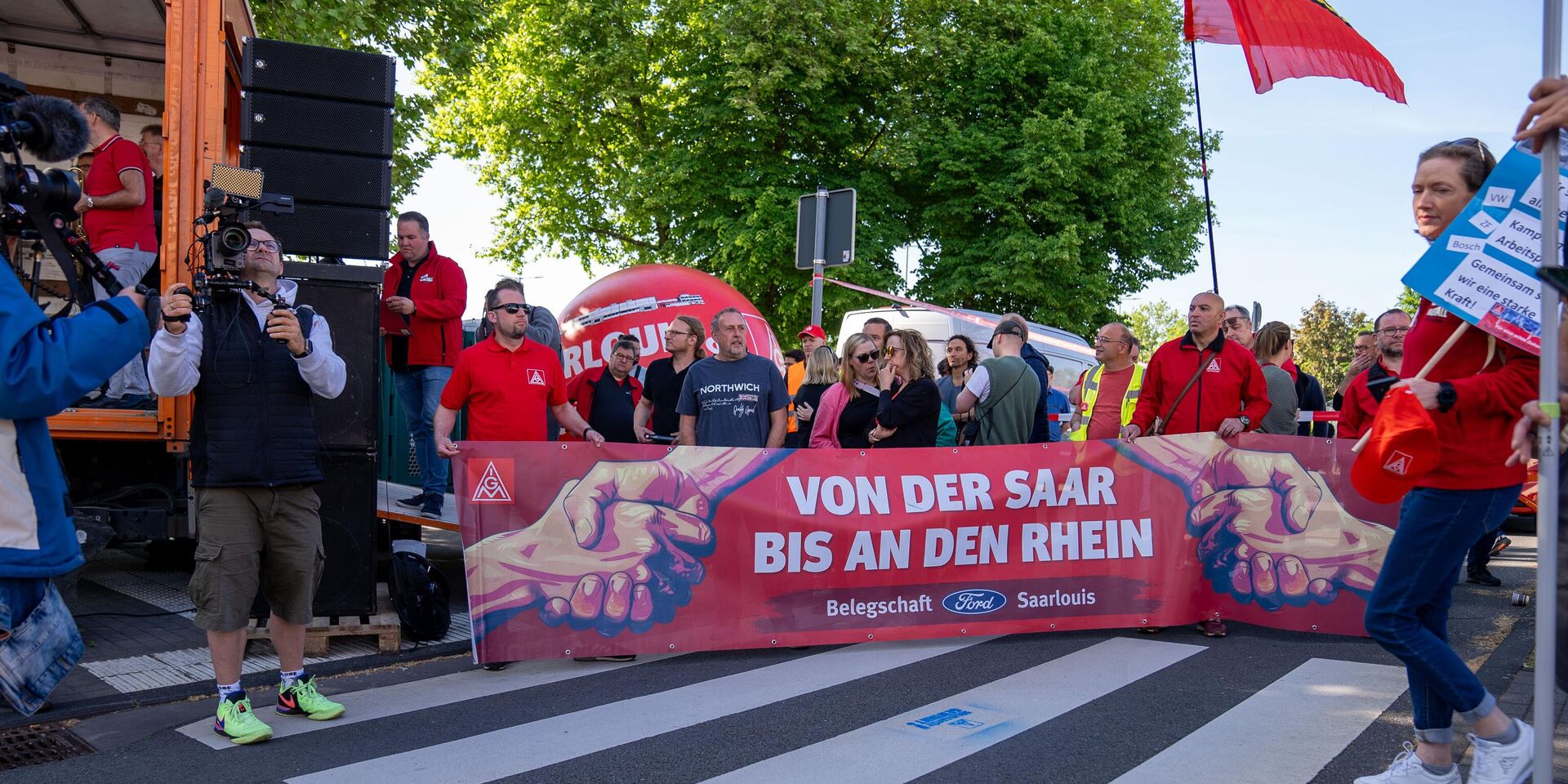 Рабочие завода Ford в Кельне бастуют против планов компании сократить занятость на 2900 человек к 2027 году, Германия, 14 мая 2025 года. - ИноСМИ, 1920, 18.09.2025