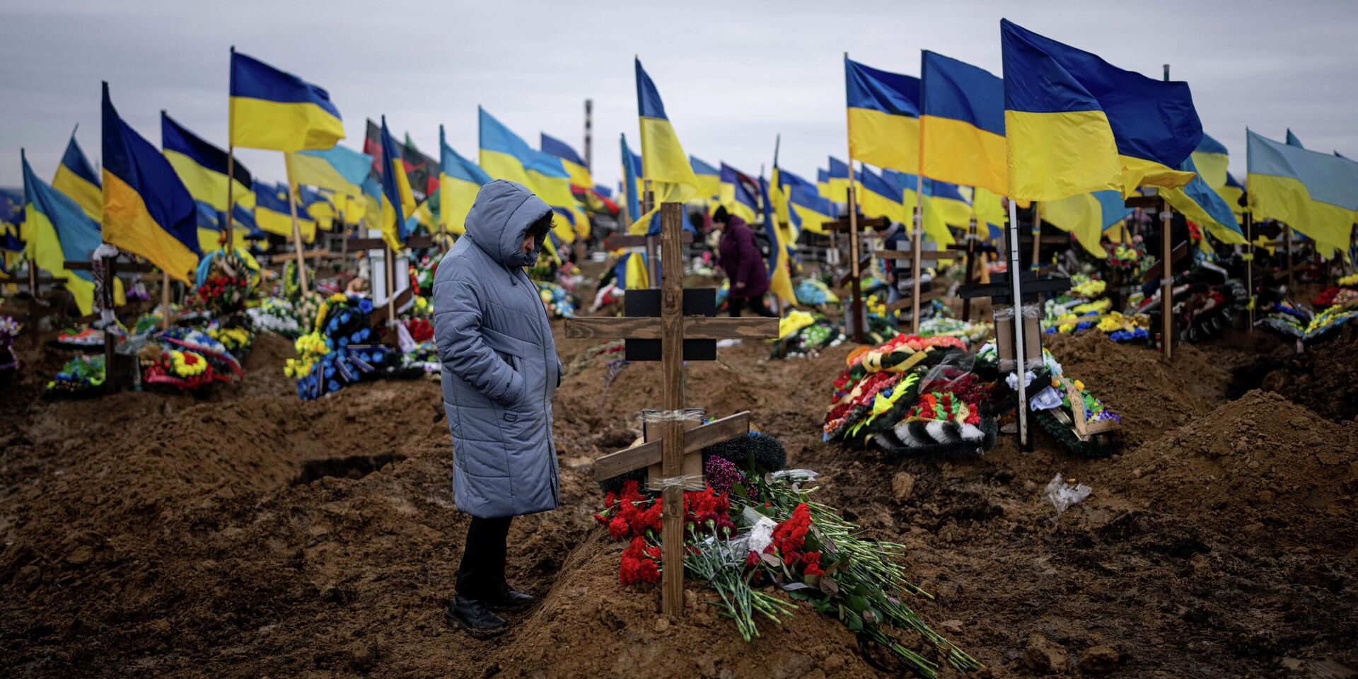 Женщина у могилы своего мужа, погибшего на передовой, на кладбище в Харькове, Украина - ИноСМИ, 1920, 02.10.2025