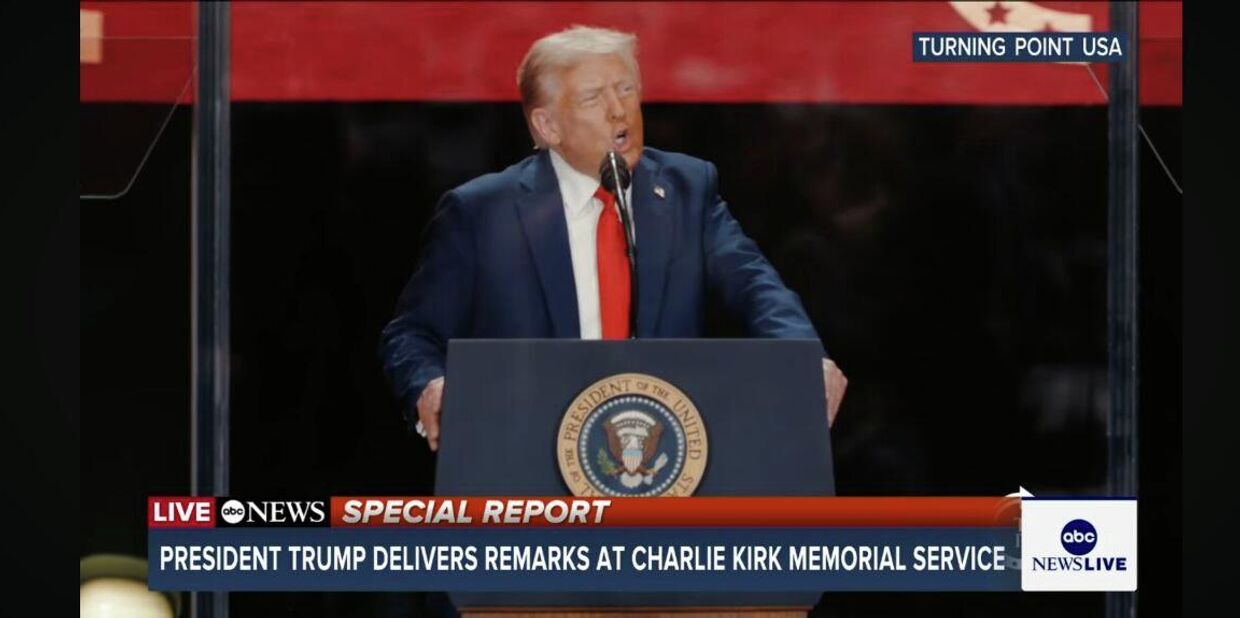 Дональд Трамп выступает на церемонии прощания с активистом Чарли Кирком