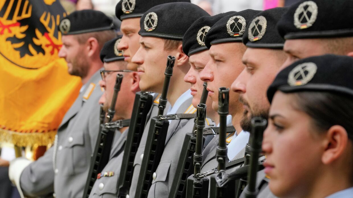 Солдаты Бундесвера присутствуют на церемонии принятия присяги новобранцами