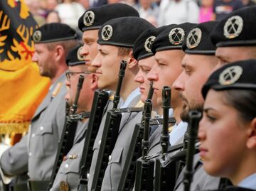 Солдаты Бундесвера присутствуют на церемонии принятия присяги новобранцами Солдаты Бундесвера присутствуют на церемонии принятия присяги новобранцами