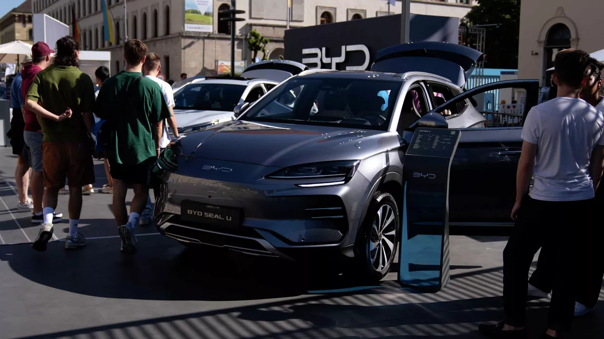 Посетители рассматривают китайский автомобиль-внедорожник BYD Seal U на автосалоне в Мюнхене, Германия,  8 сентября 2023 года