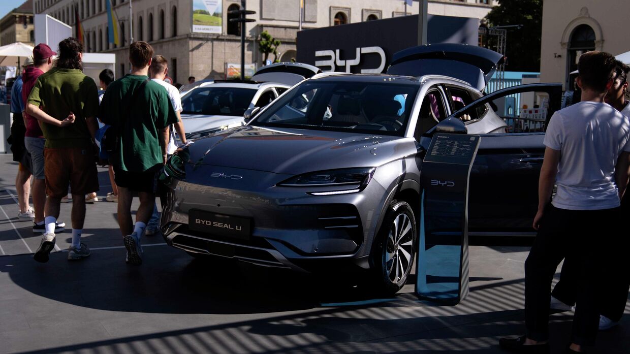 Посетители рассматривают китайский автомобиль-внедорожник BYD Seal U на автосалоне в Мюнхене, Германия,  8 сентября 2023 года