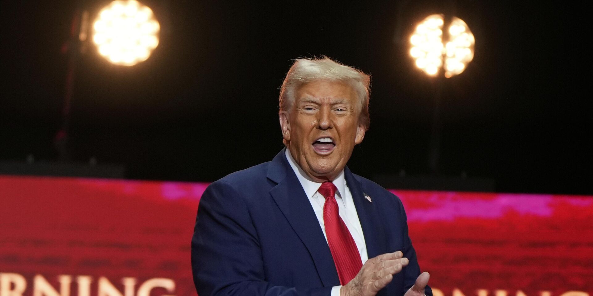 Дональд Трамп на церемонии прощания с активистом Чарли Кирком - ИноСМИ, 1920, 30.09.2025