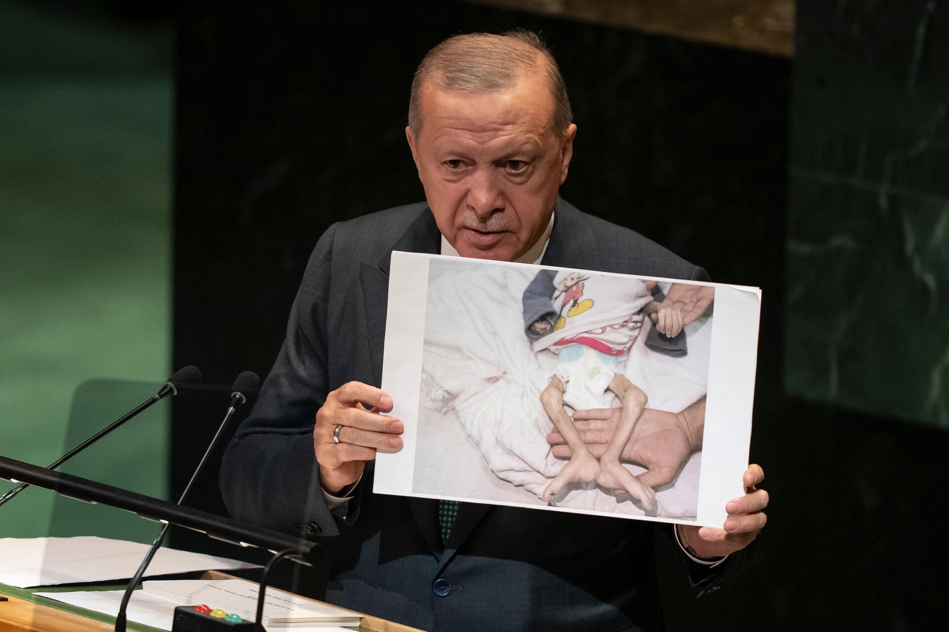 Эрдоган показывает фото на Генассамблее ООН - ИноСМИ, 1920, 23.09.2025
