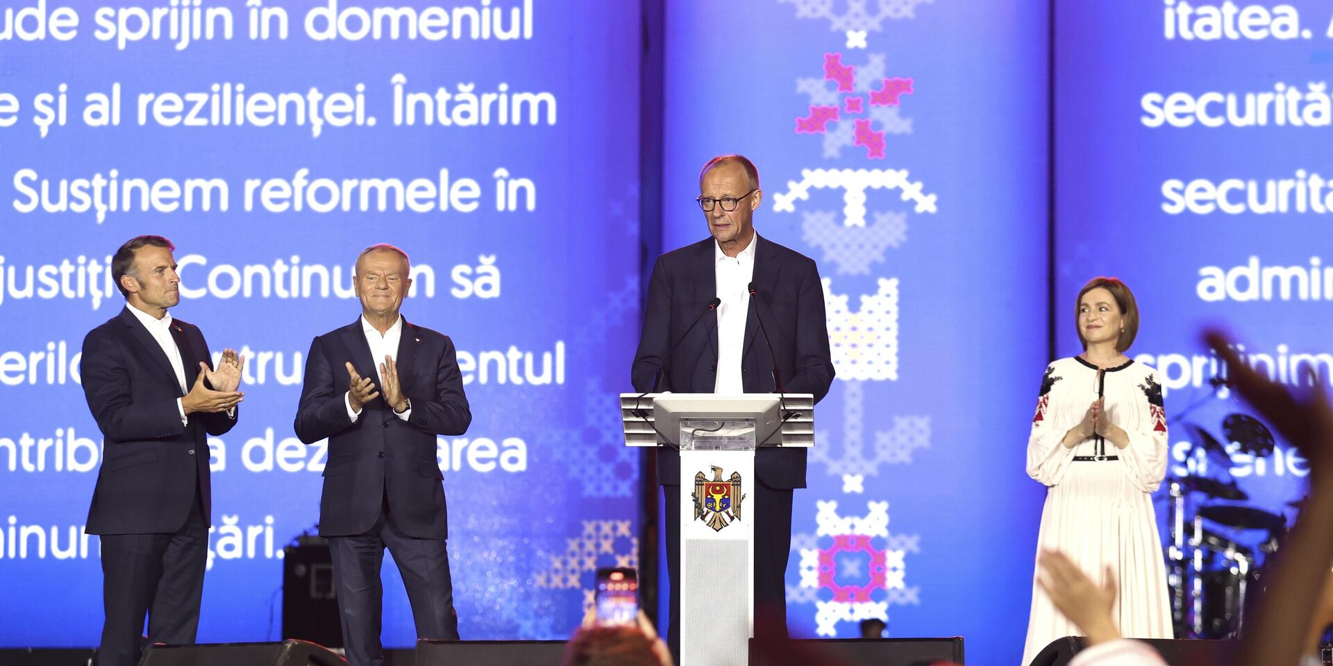 Канцлер Германии Фридрих Мерц выступает рядом с президентом Молдовы Майей Санду (справа), премьер-министром Польши Дональдом Туском и президентом Франции Эммануэлем Макроном (слева) во время празднования 34-го дня независимости Молдавии в Кишиневе, 27 августа 2025 года. - ИноСМИ, 1920, 24.09.2025