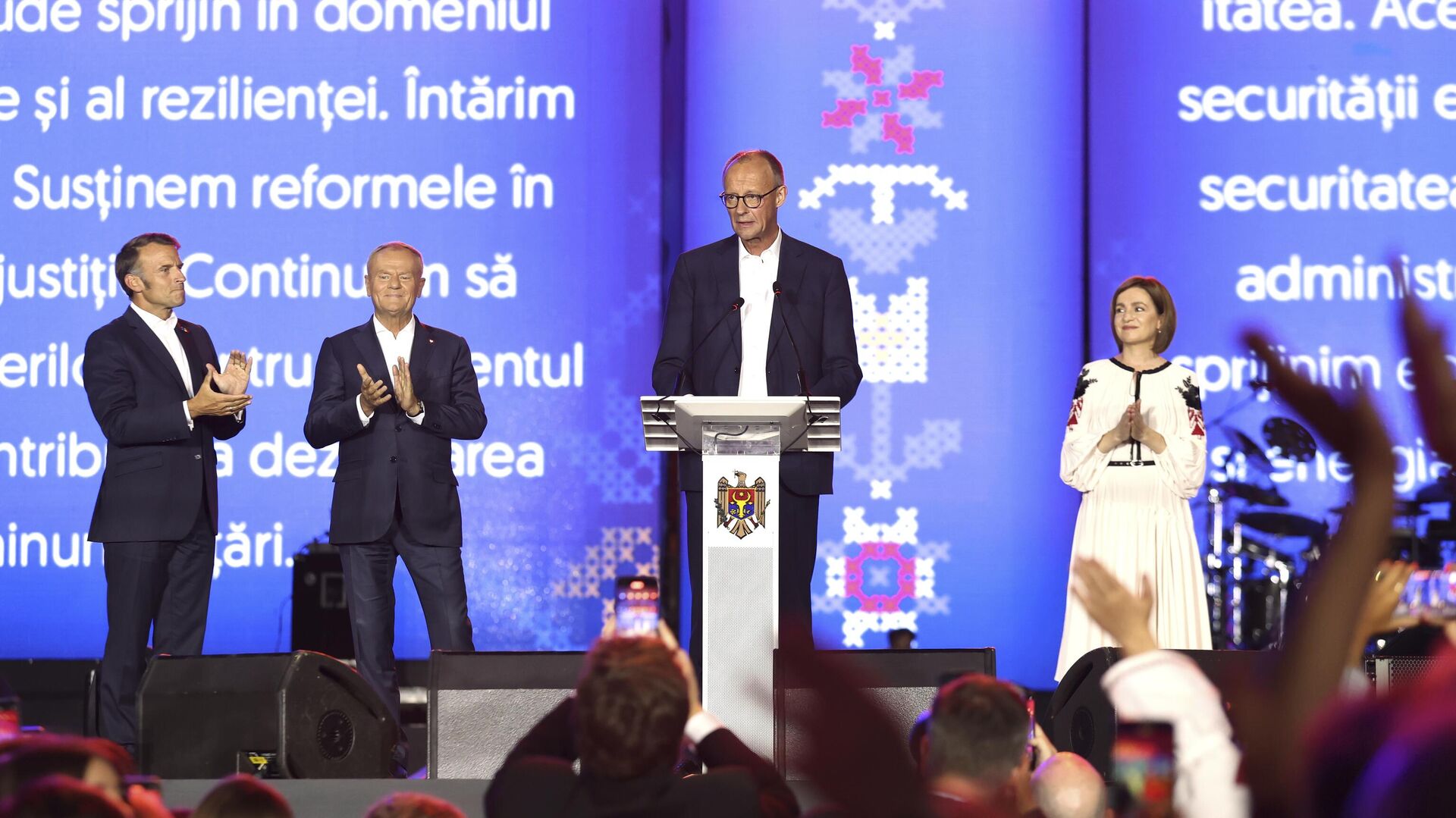 Канцлер Германии Фридрих Мерц выступает рядом с президентом Молдовы Майей Санду (справа), премьер-министром Польши Дональдом Туском и президентом Франции Эммануэлем Макроном (слева) во время празднования 34-го дня независимости Молдавии в Кишиневе, 27 августа 2025 года. - ИноСМИ, 1920, 24.09.2025