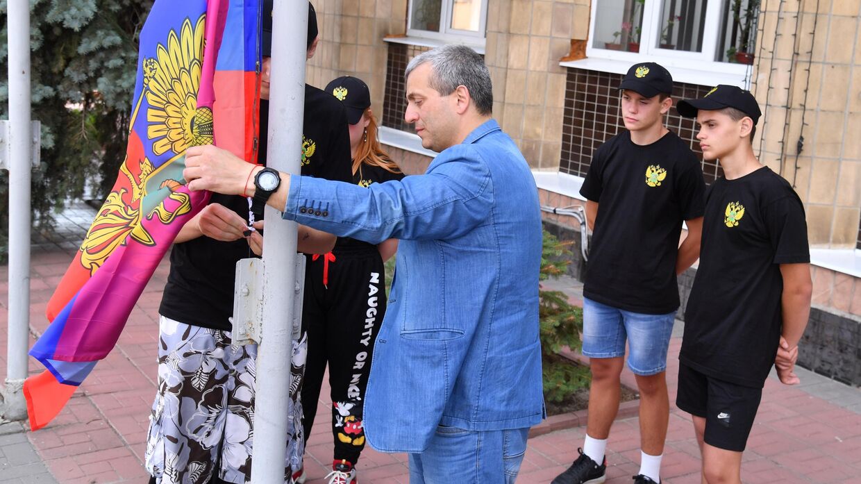 Поднятие нового флага на военно-гражданской администрации в г. Купянске