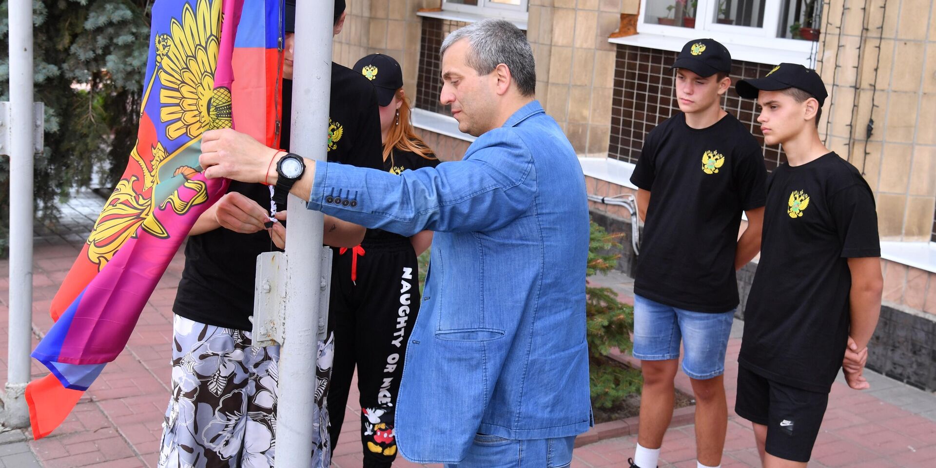 Поднятие нового флага на военно-гражданской администрации в г. Купянске - ИноСМИ, 1920, 24.09.2025