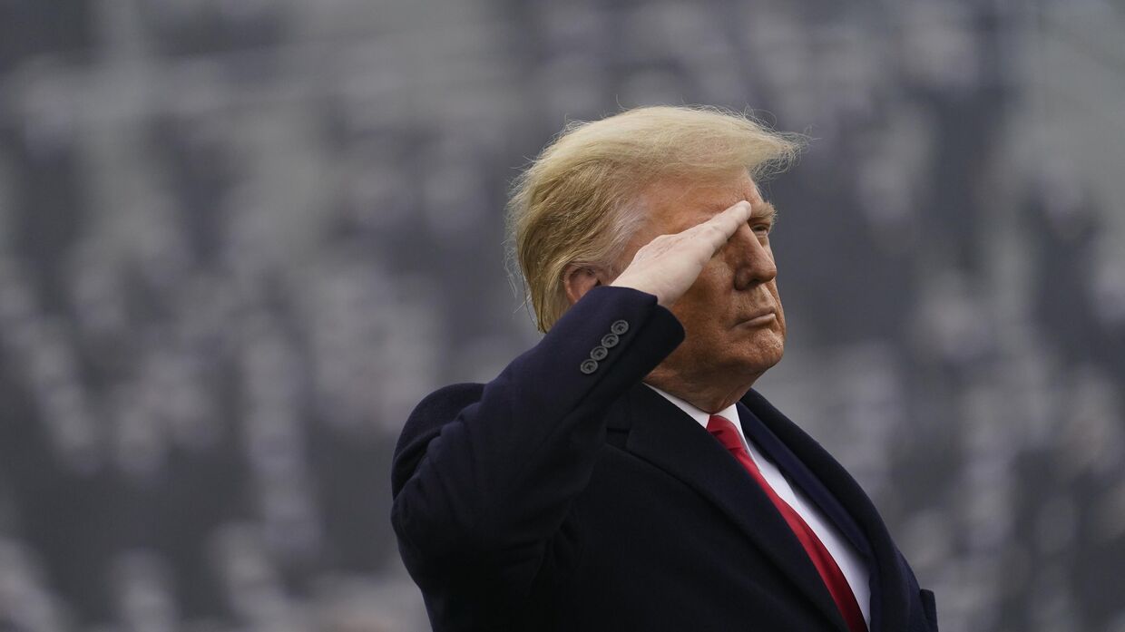 Президент США Дональд Трамп отдает честь 