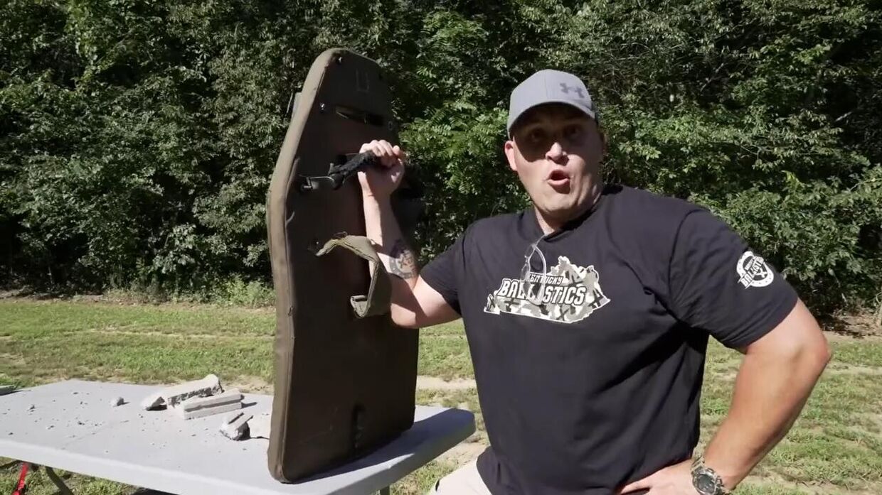 Вам бы руку сломало. Американец протестировал российский штурмовой щит