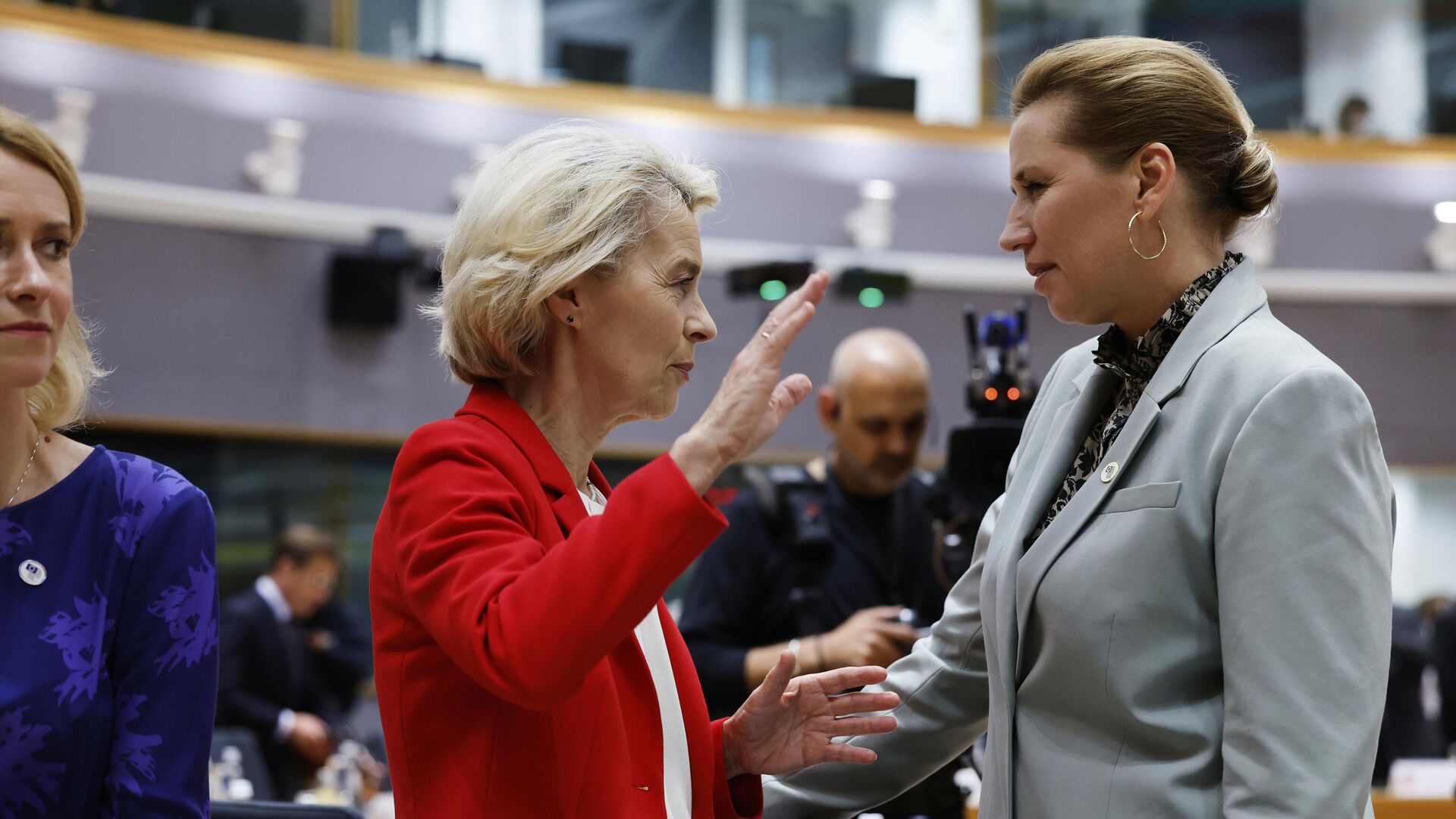 Премьер-министр Дании Метте Фредериксен беседует с председателем Еврокомиссии Урсулой фон дер Ляйен  - ИноСМИ, 1920, 26.09.2025