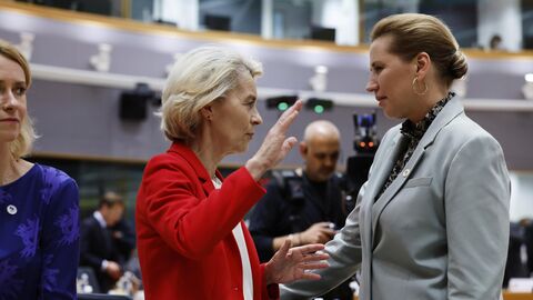 Премьер-министр Дании Метте Фредериксен беседует с председателем Еврокомиссии Урсулой фон дер Ляйен 