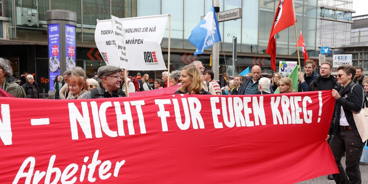 Протесты против военных учений бундесвера Red Storm Bravo в Гамбурге