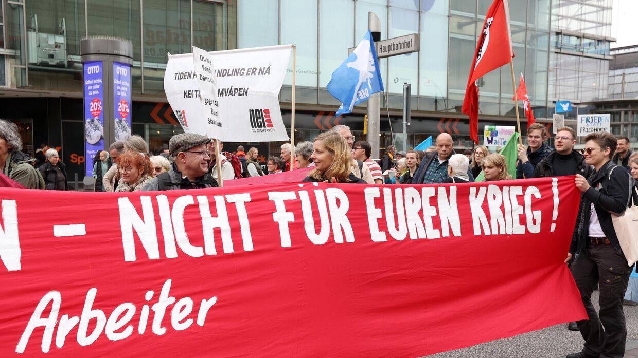 Протесты против военных учений бундесвера Red Storm Bravo в Гамбурге