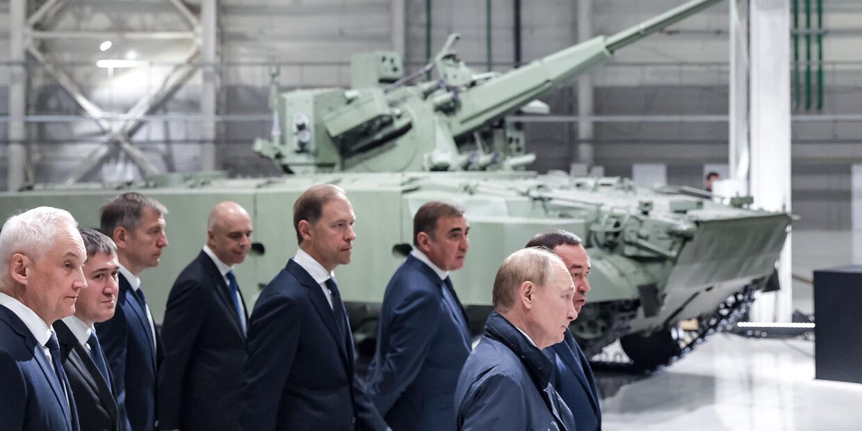 Президент РФ Владимир Путин во время осмотра экспозиции образцов вооружений и военной техники на территории ПАО Мотовилихинские заводы в Перми. 19 сентября 2025 года
