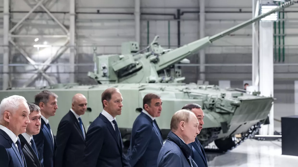 Президент РФ Владимир Путин во время осмотра экспозиции образцов вооружений и военной техники на территории ПАО Мотовилихинские заводы в Перми. 19 сентября 2025 года Президент РФ Владимир Путин во время осмотра экспозиции образцов вооружений и военной техники на территории ПАО Мотовилихинские заводы в Перми. 19 сентября 2025 года