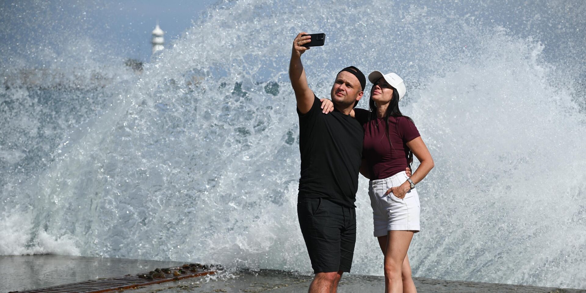 Отдых в Крыму. Молодые люди фотографируются у Черного моря в Ялте - ИноСМИ, 1920, 30.09.2025
