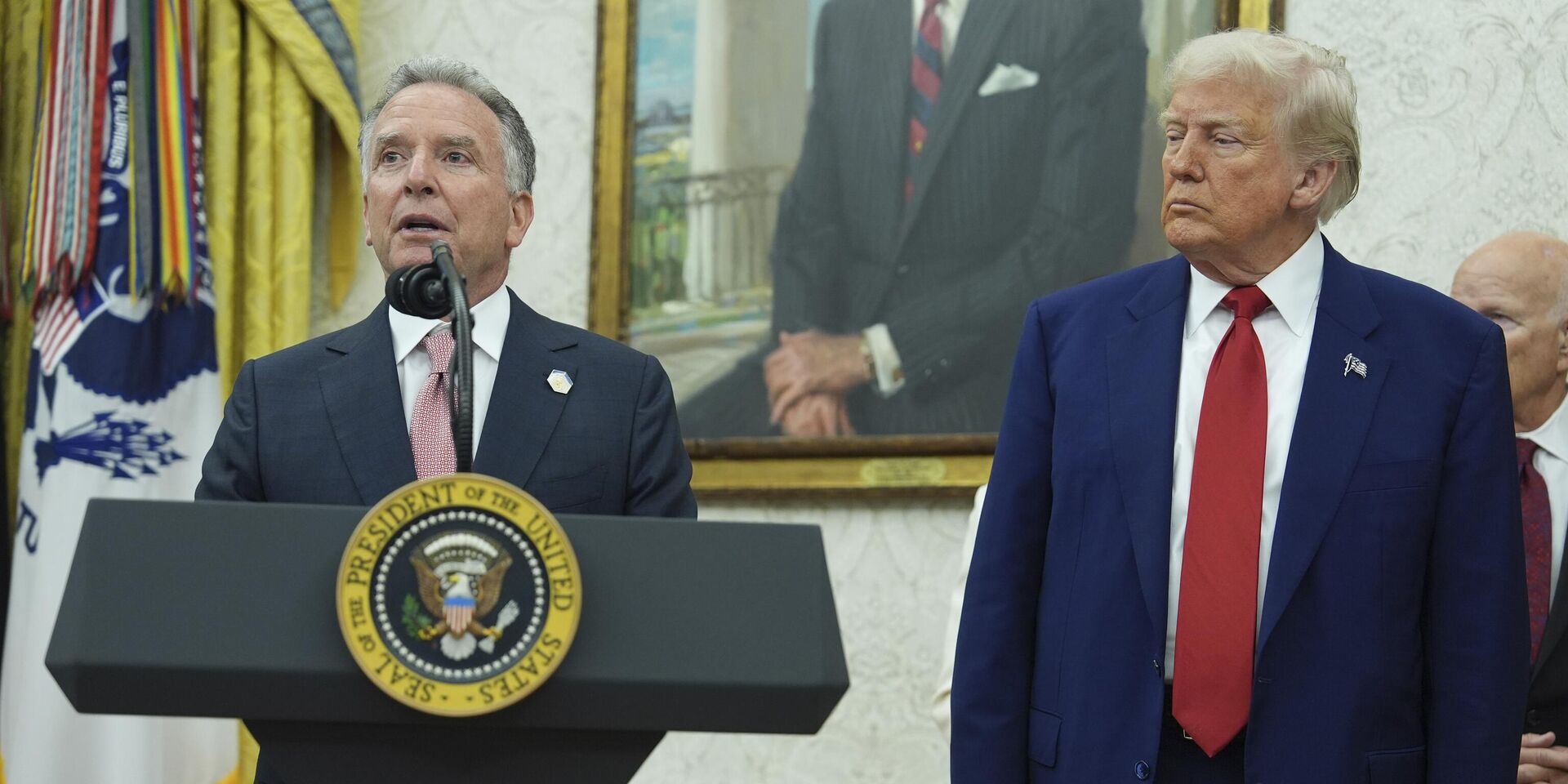 Президент Дональд Трамп слушает выступление специального посланника Белого дома Стива Уиткоффа  в Овальном кабинете Белого дома в Вашингтоне - ИноСМИ, 1920, 30.09.2025