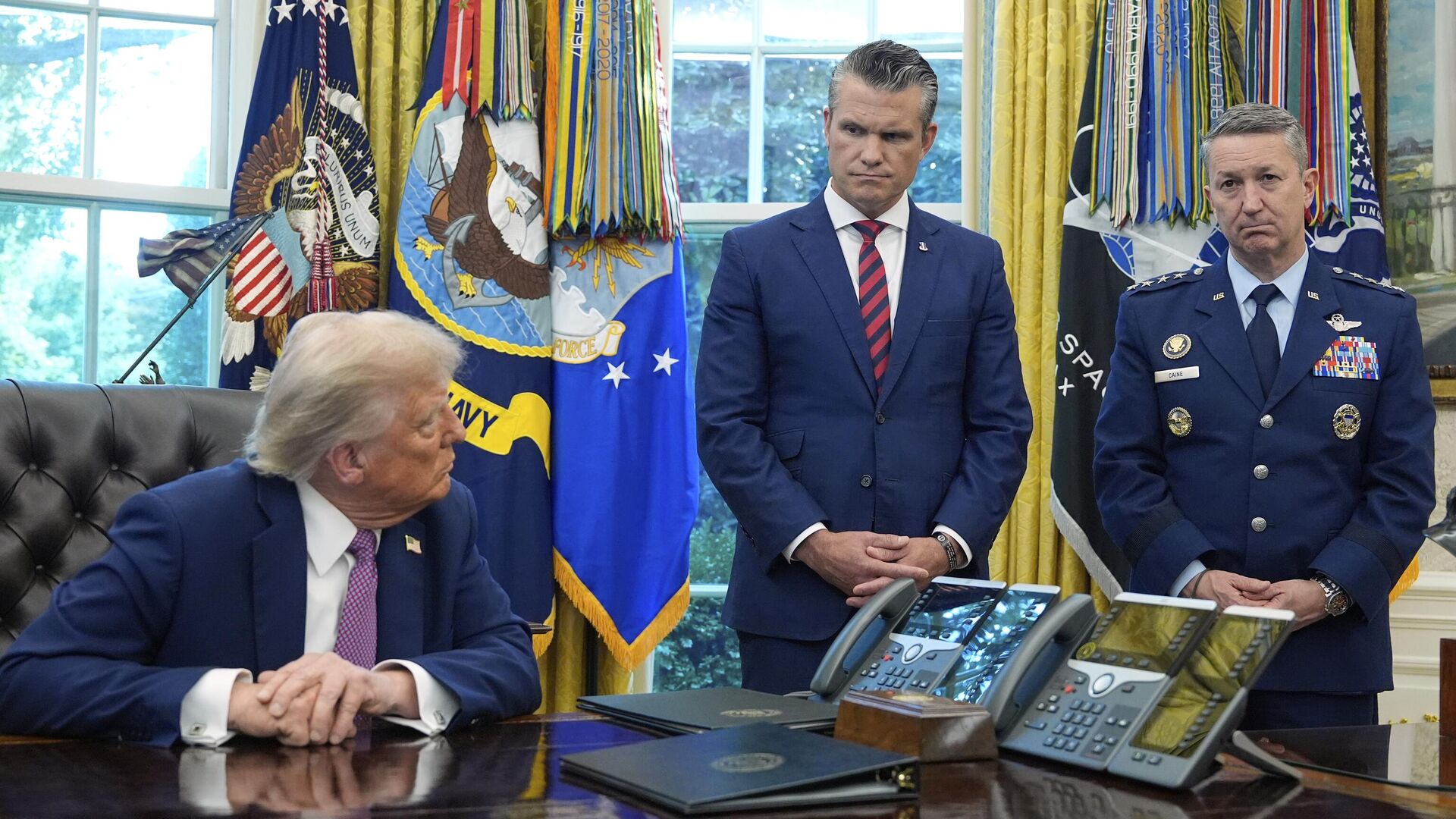 Президент Дональд Трамп с министром обороны Питом Хегсетом и председателем Объединенного комитета начальников штабов генералом Дэном Кейном в Овальном кабинете Белого дома. 5 сентября 2025 года. - ИноСМИ, 1920, 30.09.2025