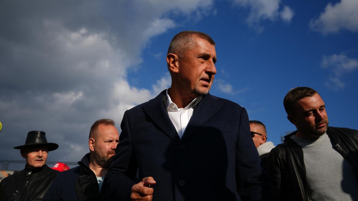 Экс-премьер Чехии и лидер оппозиционного движения ANO (Акция недовольных граждан) Андрей Бабиш со своими сторонниками во время митинга в преддверии парламентских выборов в Праге