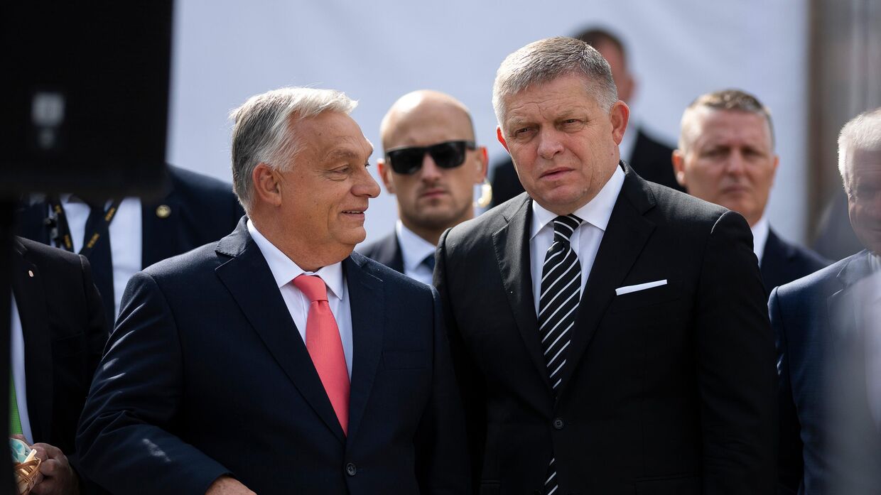 Премьер-министр Венгрии Виктор Орбан (слева) и его словацкий коллега Роберт Фицо