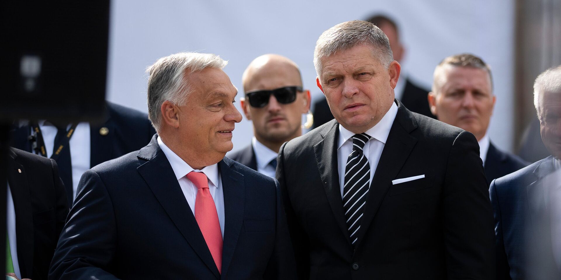 Премьер-министр Венгрии Виктор Орбан (слева) и его словацкий коллега Роберт Фицо - ИноСМИ, 1920, 01.10.2025