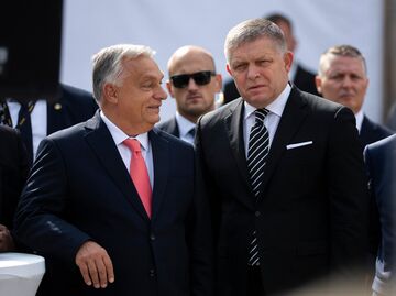 Премьер-министр Венгрии Виктор Орбан (слева) и его словацкий коллега Роберт Фицо