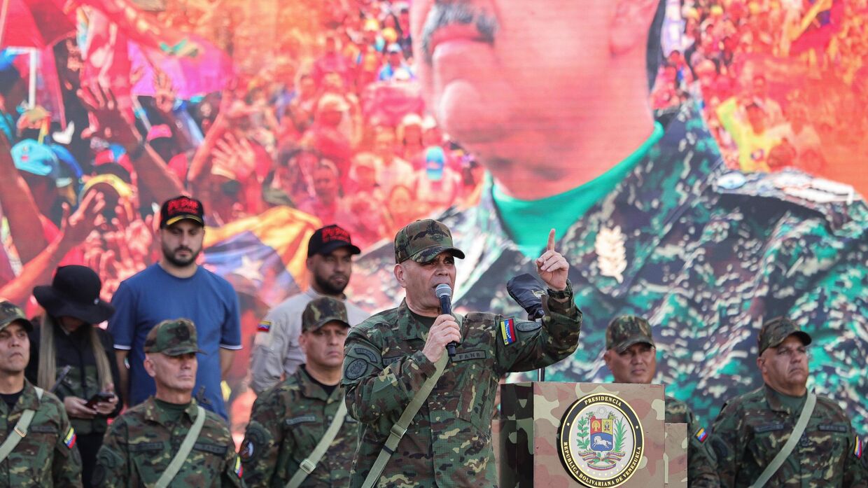 Министр обороны Венесуэлы Владимир Падрино Лопес выступает во время марша в поддержку президента Николаса Мадуро в Каракасе