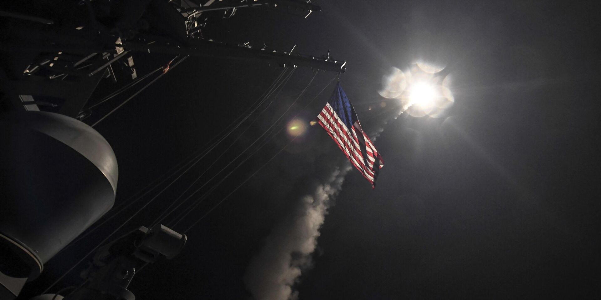 На снимке, предоставленном ВМС США, эсминец USS Porter запускает ракету Tomahawk в Средиземном море по цели в Сирии 7 апреля 2017 года. - ИноСМИ, 1920, 05.10.2025