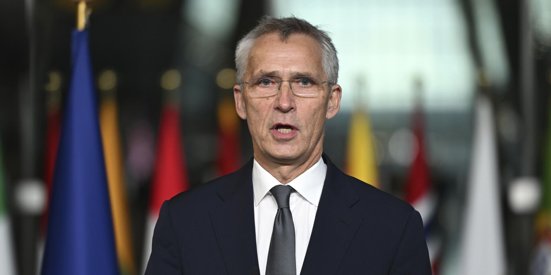 Генеральный секретарь НАТО Йенс Столтенберг делает заявления во время церемонии передачи полномочий в штаб-квартире НАТО в Брюсселе 1 октября 2024 года - ИноСМИ, 1920, 05.10.2025