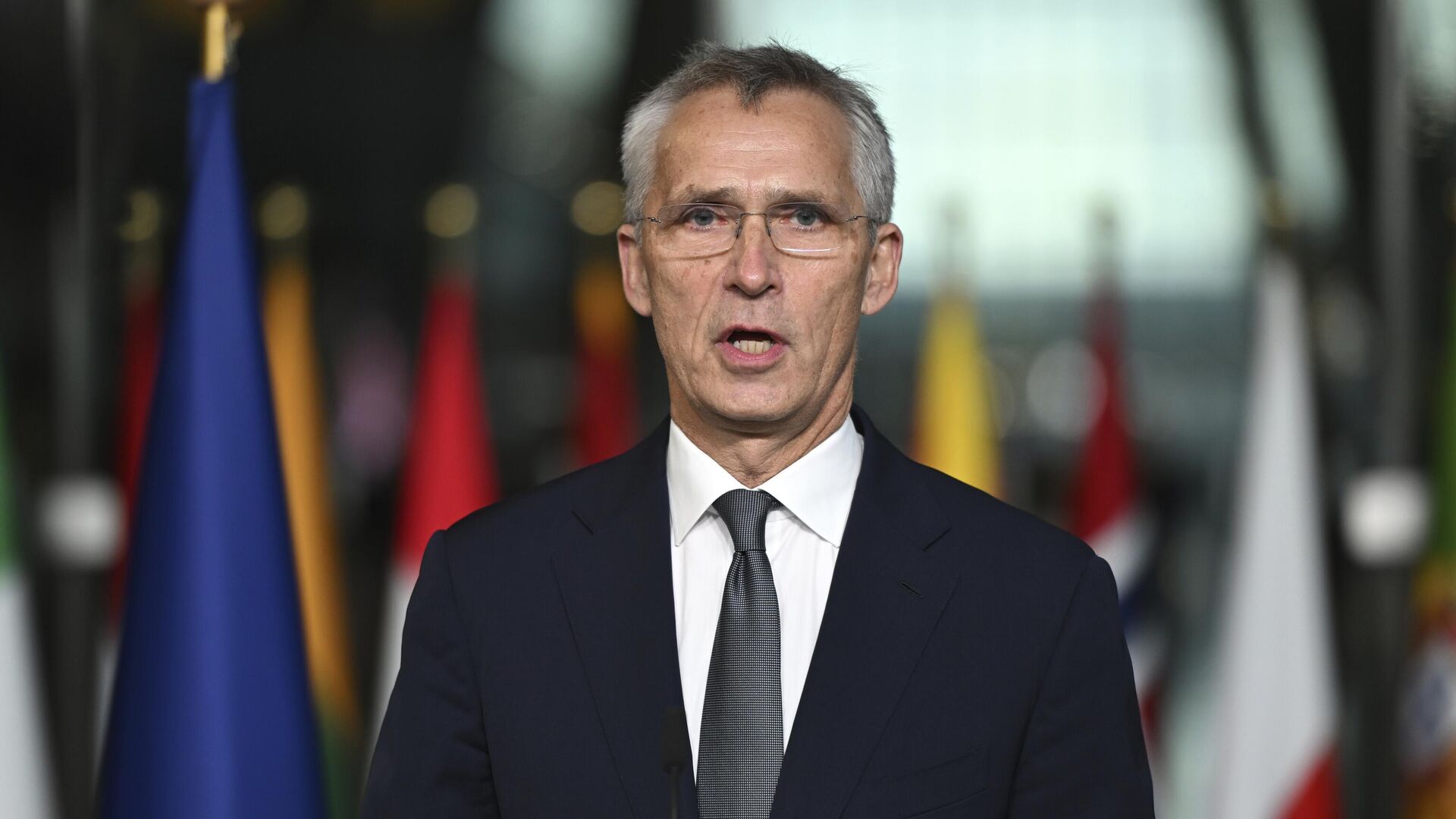 Генеральный секретарь НАТО Йенс Столтенберг делает заявления во время церемонии передачи полномочий в штаб-квартире НАТО в Брюсселе 1 октября 2024 года - ИноСМИ, 1920, 03.10.2025