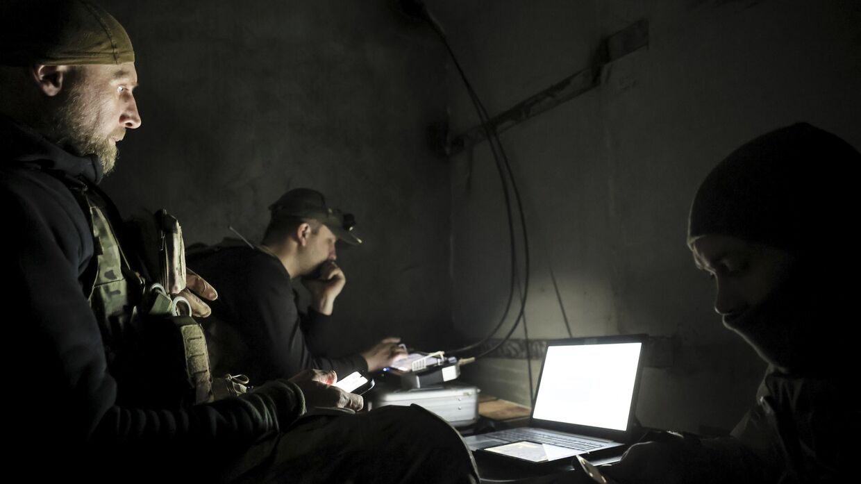 Военнослужащие Украины пилотируют беспилотники в укрытии на линии фронта недалеко от города Часов Яр. 15 мая 2025 года