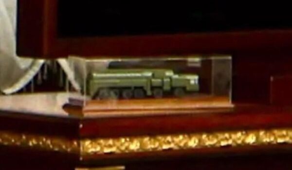 Предположительно модель ракеты Орешник на столе президента Белоруссии Александра Лукашенко