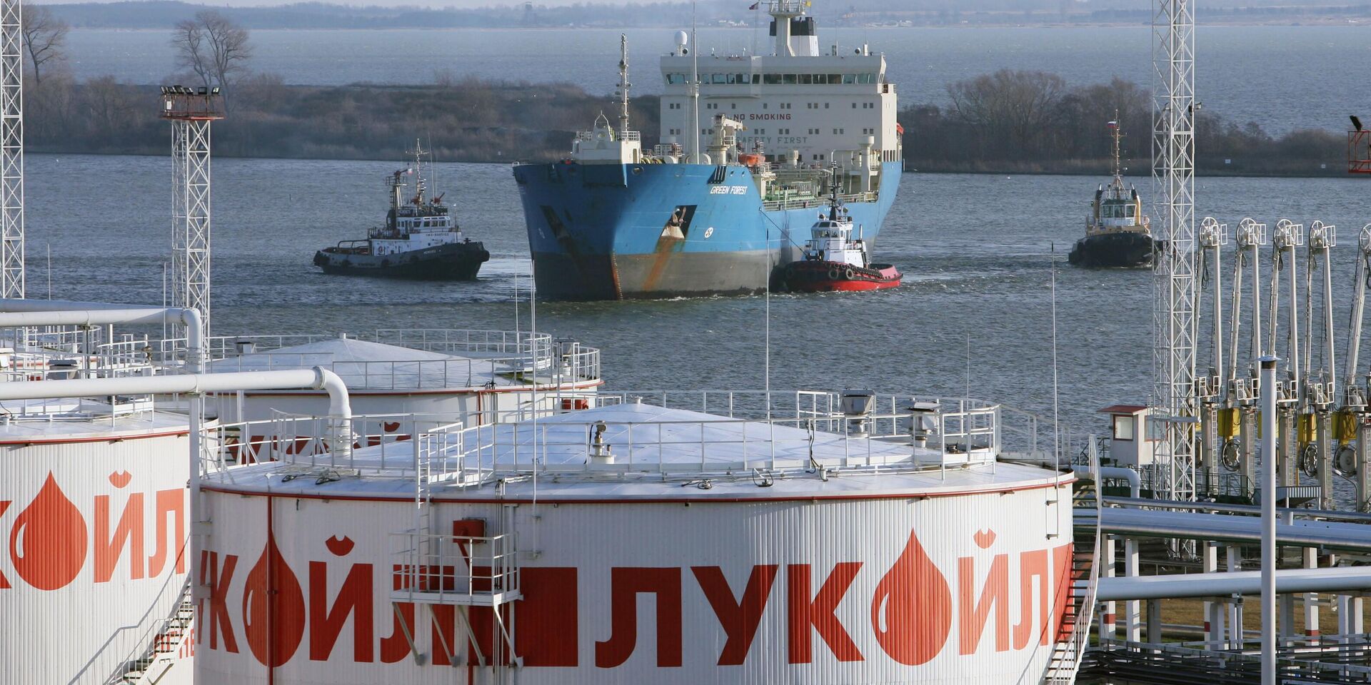 Танкер у нефтяного терминала ООО ЛУКОЙЛ-Транс - ИноСМИ, 1920, 03.10.2025