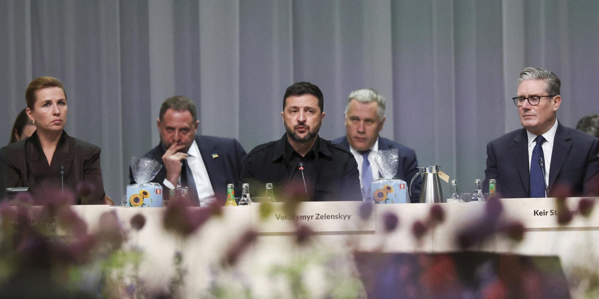 Премьер-министр Дании Метте Фредериксен, Владимир Зеленский и премьер-министр Великобритании Кир Стармер в Копенгагене - ИноСМИ, 1920, 25.11.2025