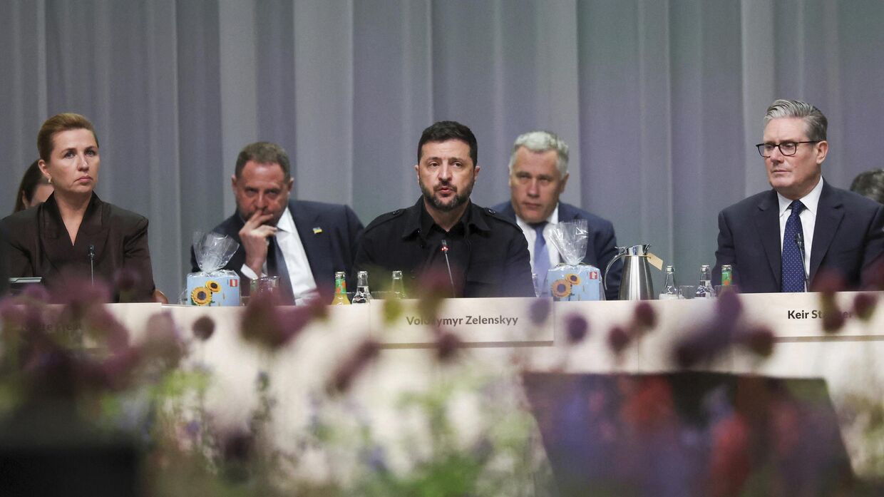 Премьер-министр Дании Метте Фредериксен, Владимир Зеленский и премьер-министр Великобритании Кир Стармер в Копенгагене