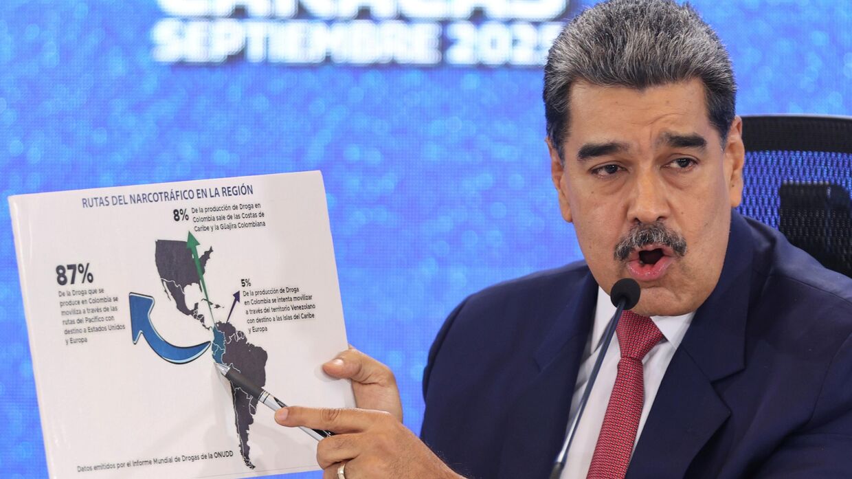Президент Венесуэлы Николас Мадуро показывает карту маршрутов незаконного оборота наркотиков в регионе Северной и Южной Америки на пресс-конференции в Каракасе, Венесуэла, 15 сентября 2025 года.