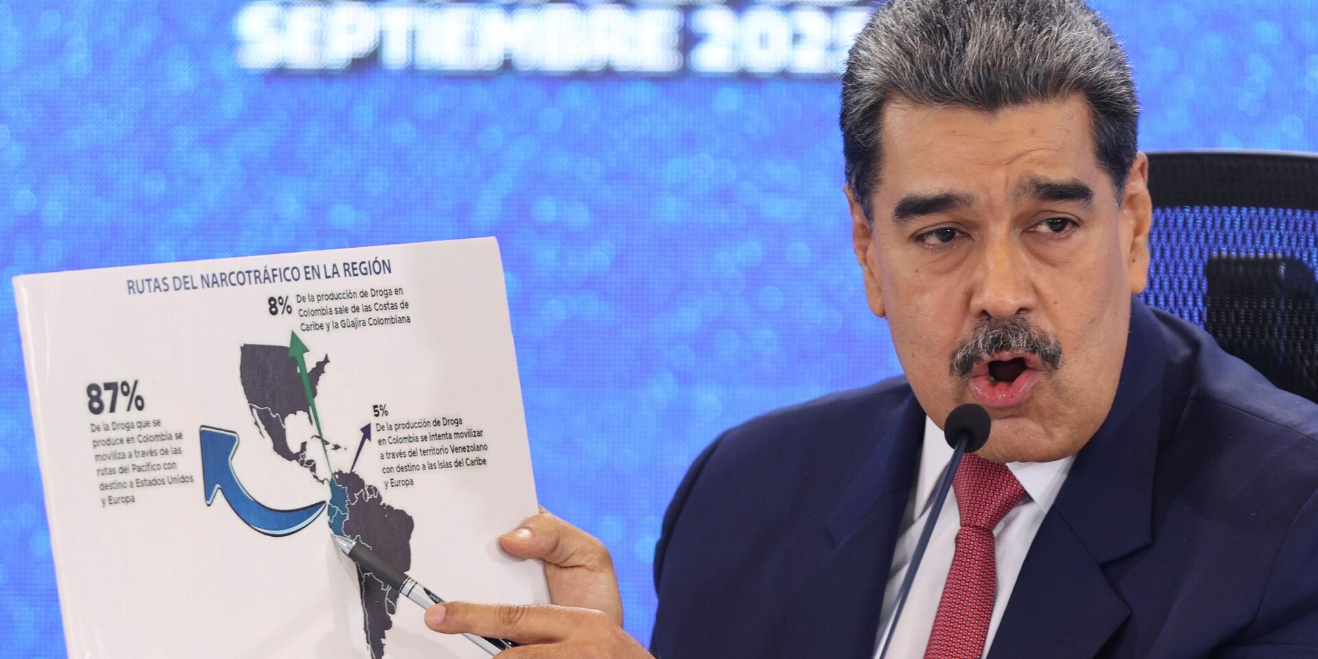 Президент Венесуэлы Николас Мадуро показывает карту маршрутов незаконного оборота наркотиков в регионе Северной и Южной Америки на пресс-конференции в Каракасе, Венесуэла, 15 сентября 2025 года. - ИноСМИ, 1920, 14.11.2025