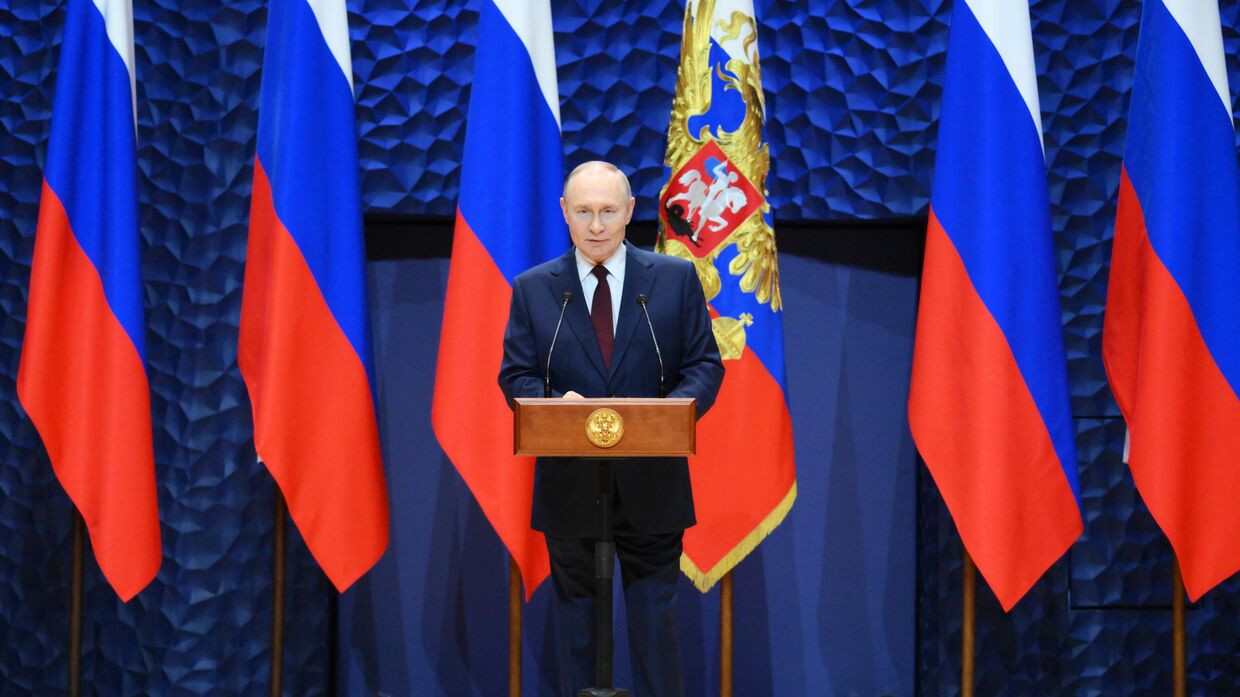 Президент Владимир Путин вручил госнаграды наставникам и учителям участников СВО