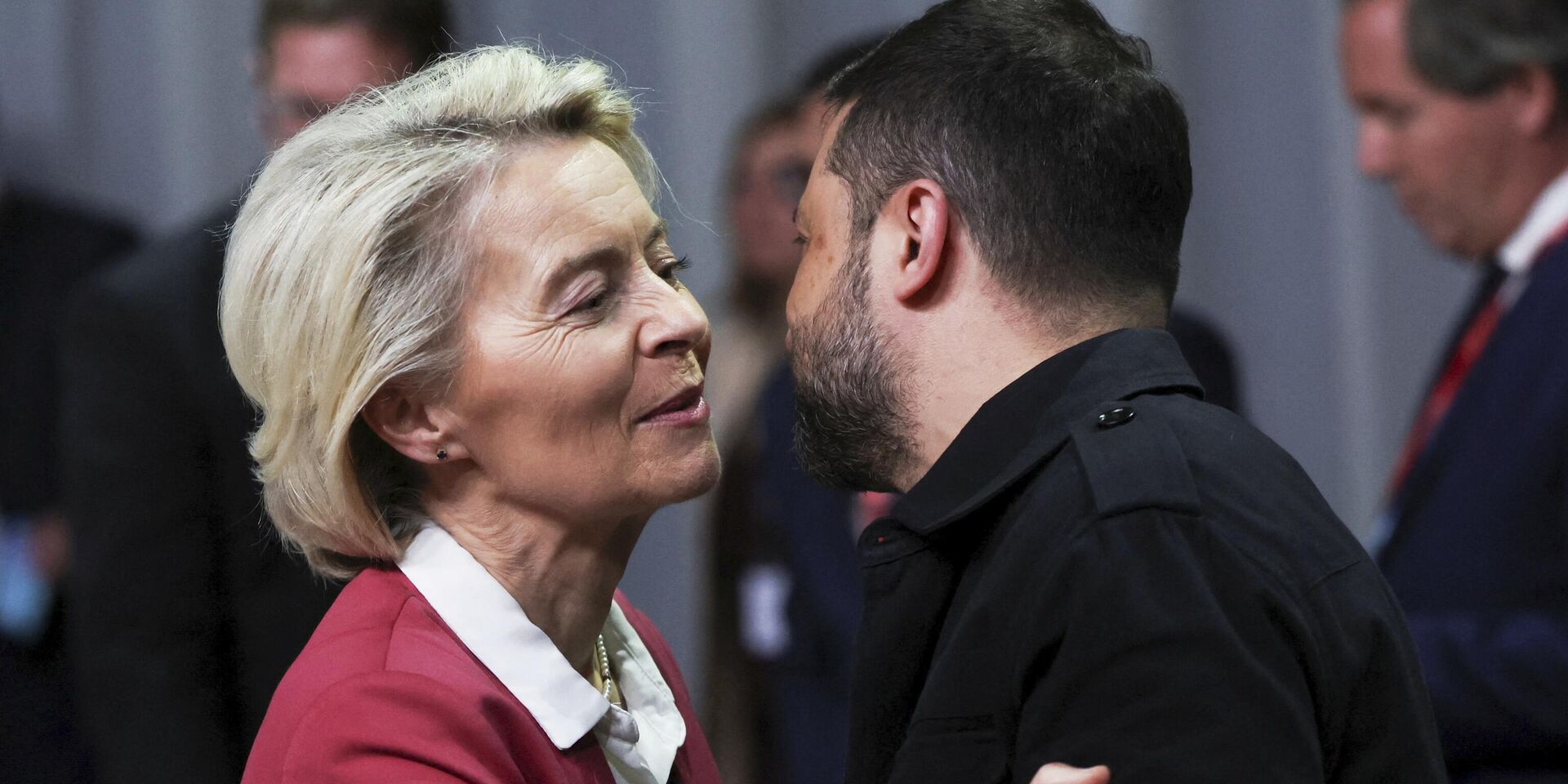 Председатель Европейской комиссии Урсула фон дер Ляйен и Владимир Зеленский на саммите Европейского политического сообщества в Копенгагене - ИноСМИ, 1920, 07.10.2025