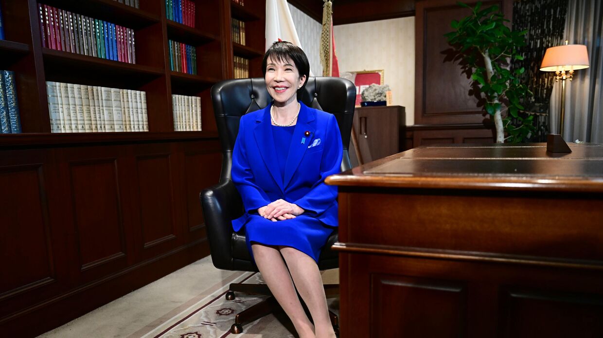 Санаэ Такаити, новоизбранный лидер правящей партии Японии, Либерально-демократической партии (ЛДП), позирует для фотографии в кабинете лидера партии после президентских выборов ЛДП 4 октября 2025 года в Токио, Япония