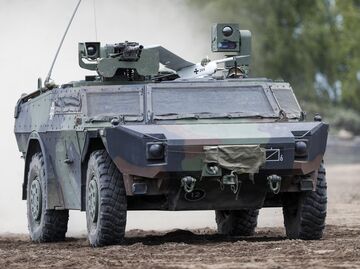 Военная машина НАТО с беспилотником на крыше во время военных учений на полигоне в Пабраде, в 60 км к северу от столицы Литвы Вильнюса в 2023 году Военная машина НАТО с беспилотником на крыше во время военных учений на полигоне в Пабраде, в 60 км к северу от столицы Литвы Вильнюса в 2023 году