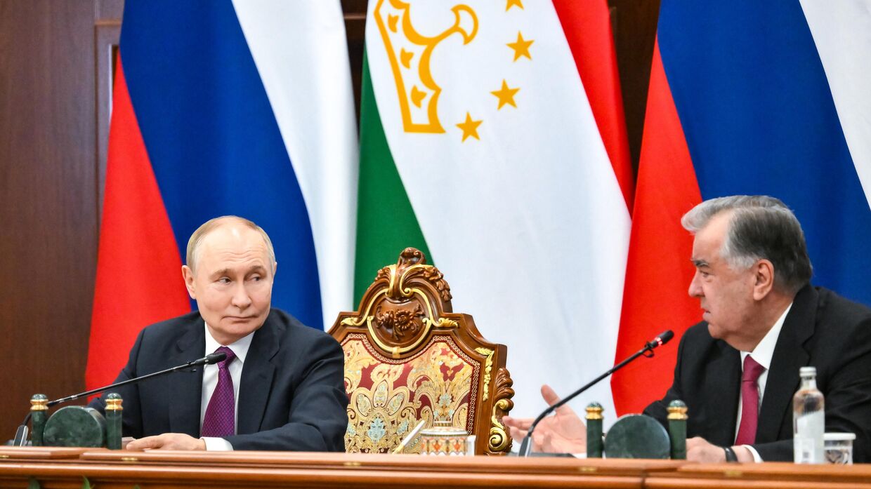  Президент РФ Владимир Путин и президент Таджикистана Эмомали Рахмон во Дворце Нации в Душанбе 9 октября 2025 года