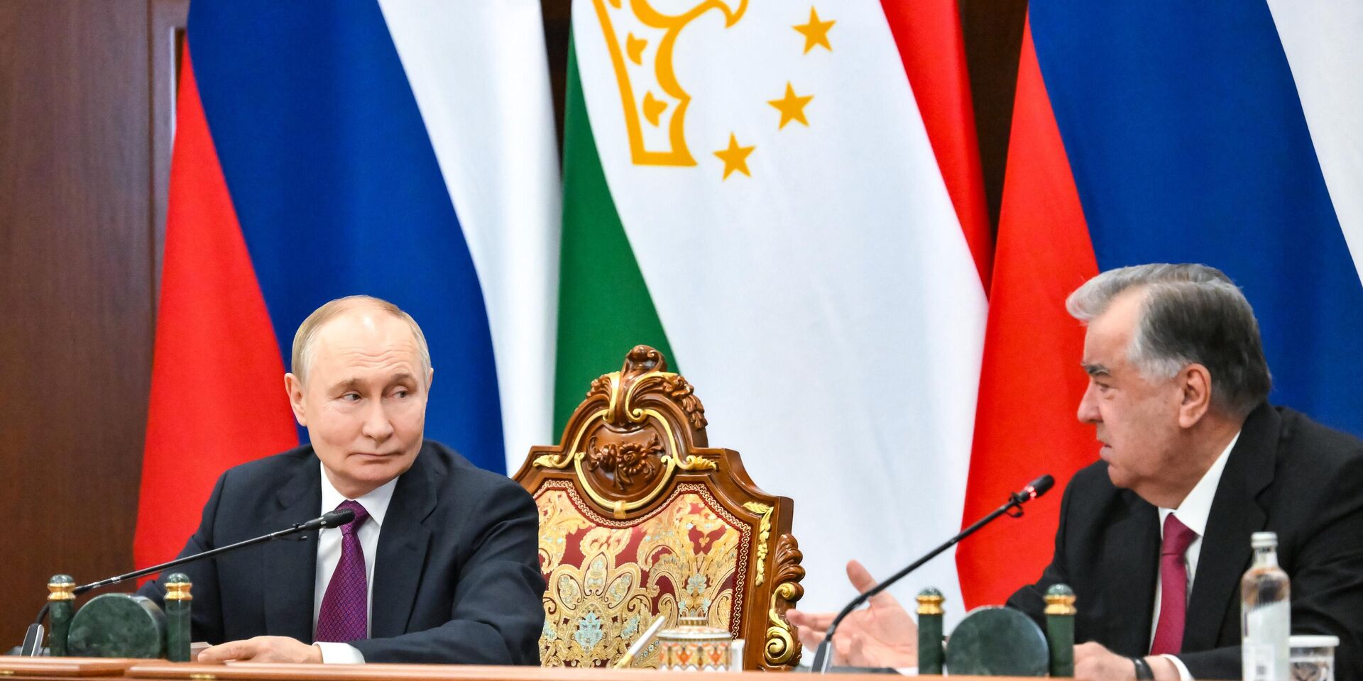  Президент РФ Владимир Путин и президент Таджикистана Эмомали Рахмон во Дворце Нации в Душанбе 9 октября 2025 года - ИноСМИ, 1920, 09.10.2025